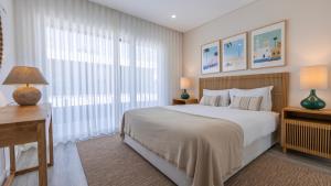 ein Schlafzimmer mit einem großen Bett und einem großen Fenster in der Unterkunft Villa Aroeira with Pool by LovelyStay in Aroeira