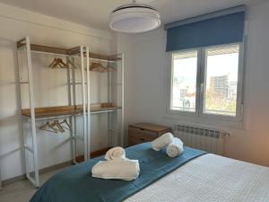 ein Schlafzimmer mit einem Bett mit Handtüchern darauf in der Unterkunft Haro Sweet Home 2 habitaciones in Haro