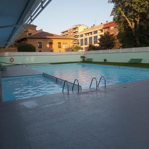 ein leerer Pool in einem Gebäude in der Unterkunft Haro Sweet Home 2 habitaciones in Haro