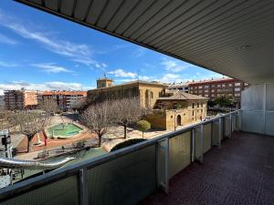 Blick auf eine Stadt vom Balkon in der Unterkunft Haro Sweet Home 2 habitaciones in Haro