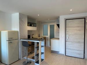 eine kleine Küche mit Kühlschrank und Tisch in der Unterkunft Haro Sweet Home 2 habitaciones in Haro