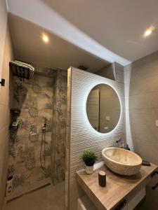 ein Badezimmer mit Waschbecken und Spiegel in der Unterkunft Haro Sweet Home 2 habitaciones in Haro + 5 Fotos