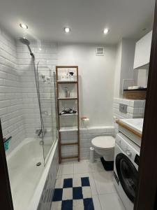 ブィドゴシュチュにあるApartament Szwederowoのバスルーム(シャワーバスタブ、トイレ付) +11枚の写真