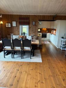 Una cocina y un comedor con mesa y sillas. en Cosy ski-in ski-out mountain cabin with sauna, en Trysil
