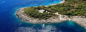 an aerial view of an island in the ocean at Apartment Tara in Sumartin