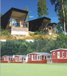 zwei Bilder eines Hauses mit einem Haus in der Unterkunft Vinbergs Stugby in Vinberg
