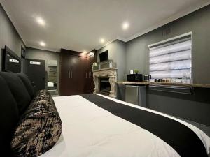 Η κουζίνα ή μικρή κουζίνα στο OR Tambo Guest Retreat Unit 1