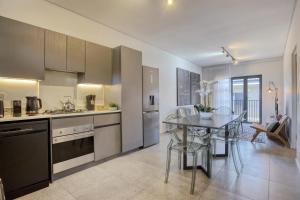 约翰内斯堡Modern Luxury 1BR in Hyde Park的带桌子的厨房和餐厅