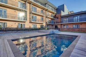 约翰内斯堡Modern Luxury 1BR in Hyde Park的建筑物前的游泳池