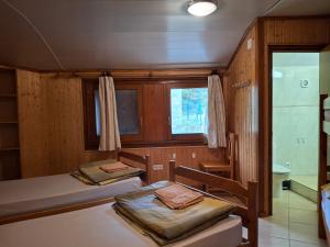 Ένα ή περισσότερα κρεβάτια σε δωμάτιο στο Mitja Pensió Hostal Pastuira Vallter 11