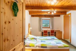 un dormitorio con una cama y una mesa en Gasthaus Mamoosen, en Penning