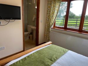 Televisyen dan/atau pusat hiburan di Sunset House Bed & Breakfast