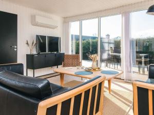una sala de estar con un sofá y una mesa en Renovated Beach House - By Traum Ferienwohnungen, en Juelsminde