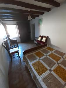 una camera da letto con un letto grande e una sedia di Gîte 36 - 5 Km Zoo De Beauval a Couffy