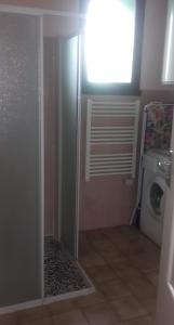 un bagno con wc e finestra di Gîte 264, Proche Zoo Beauval a Couffy