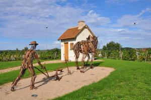 una statua di un uomo e un cavallo davanti a una casa di Gîte 264, Proche Zoo Beauval a Couffy Altre 2 foto
