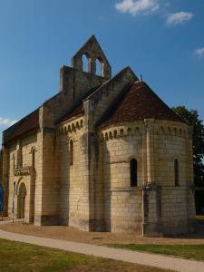 un vecchio edificio in mattoni con una torre in cima di Gîte 264, Proche Zoo Beauval a Couffy