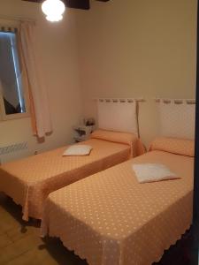 una camera da letto con due letti con lenzuola arancioni di Gîte 264, Proche Zoo Beauval a Couffy