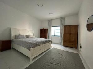 una camera da letto con un letto grande e una finestra di Sharjah corniche private room for women only a Sharjah Altre 9 foto