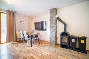 Televiisor ja/või meelelahutuskeskus majutusasutuses Bungalow Rakytovce