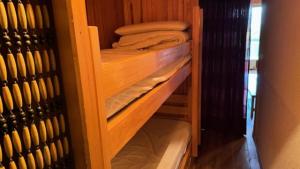 armadio con scaffali in legno e asciugamani di Résidence Anges - studio sur les pistes - Balcon - Belle vue. MAE-7424 a Monginevro