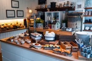 StraumsbuktaにあるYggdrasil Farmhotel Retreat, Spa & Yogaの店内のカウンターで食べ物を食べたビュッフェ