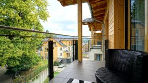 balcone con sedia e vista di Apartamenty Every Sky Szklarska Poręba - Kilińskiego 17A-17B-17C a Szklarska Poręba