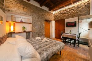 a bedroom with a bed and a table in a room at Angolo Medioevale - Como Centro in Como