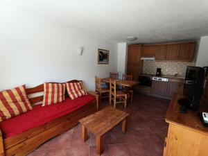 Η κουζίνα ή μικρή κουζίνα στο Résidence Les Airelles - Appartement confortable, plein sud, belle terrasse! MAE-4314
