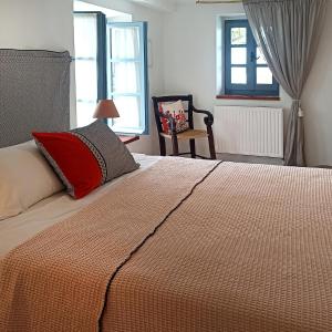 ポロスにあるAnemone Residenceのベッドルーム1室(大型ベッド1台、赤い枕付) +26枚の写真