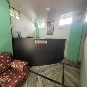 una sala d'attesa con reception e divano di Our Villa Guest House a Shillong