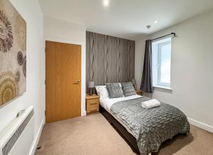 a bedroom with a bed and a window at Stylish Loft Apartment Weekend Holiday Stay in Central Station