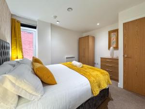 a bedroom with a large bed with a yellow blanket at Stylish Loft Apartment Weekend Holiday Stay in Central Station