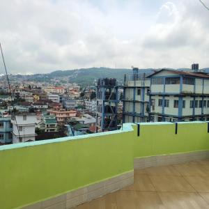 una vista di una città dal tetto di un edificio di Our Villa Guest House a Shillong
