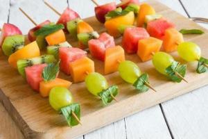 a wooden cutting board with fruit on it at Villa Regale B e B Country House in Piano di Santa Laura