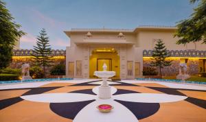 a building with a fountain in the middle of a courtyard at Raajsa Kumbhalgarh - IHCL SeleQtions in Kumbhalgarh