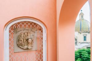 a picture of a statue on a wall next to a window at Dimora Donna Teresa in Positano