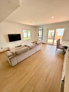 TV a/nebo společenská místnost v ubytování Amarilla Golf Family Villa + 26 fotografií