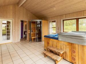 una grande camera con vasca idromassaggio in una casa di 8 person holiday home in Løkken-By Traum a Nørre Lyngby