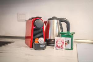 a kitchen counter with a coffee maker and a tea kettle at Case Ospitali - Casa Amiga, monolocale con stile e calore a Cernusco x3 in Cernusco sul Naviglio