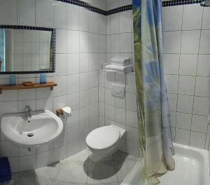 A bathroom at Pension Bartz