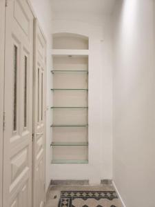 un couloir avec une porte blanche et un tapis dans l'établissement Bat Galim Sea & Rambam-Beachfront & Medical Stay, à Haïfa