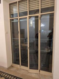 d'une grande porte en verre d'un bâtiment avec un balcon. dans l'établissement Bat Galim Sea & Rambam-Beachfront & Medical Stay, à Haïfa 4 autres photos