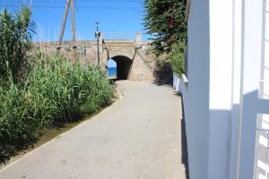 a pathway leading to a bridge with a tunnel at Casa indipendente a 2 passi dal mare in Amantea