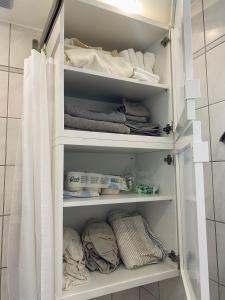 a bathroom closet with towels and towels in it at Helles, gepflegtes Souterrain Apartment in ruhiger Lage in Düsseldorf