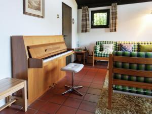 sala de estar con piano y silla en Lissendorf Forest View Lodge, en Lissendorf 30 fotos más