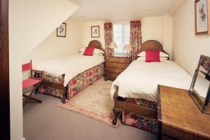 una camera con due letti e una scala di Relaxing Countryside Retreat with Garden & Parking 