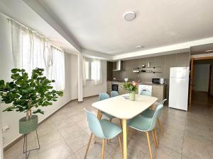 a kitchen and dining room with a table and chairs at Apartamentos Gandia Familiar 3000 in Gandía