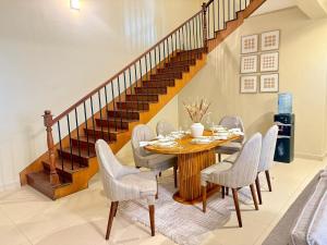 Гостиная зона в Don Onesmo's Duplex A Luxurious Three Bedroom Apartment