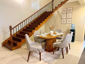 Гостиная зона в Don Onesmo's Duplex A Luxurious Three Bedroom Apartment +18 фотографий